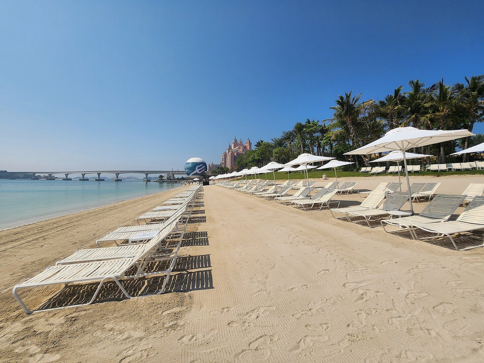 Aquaventure private beach with loungers and Atlantis The Palm behind