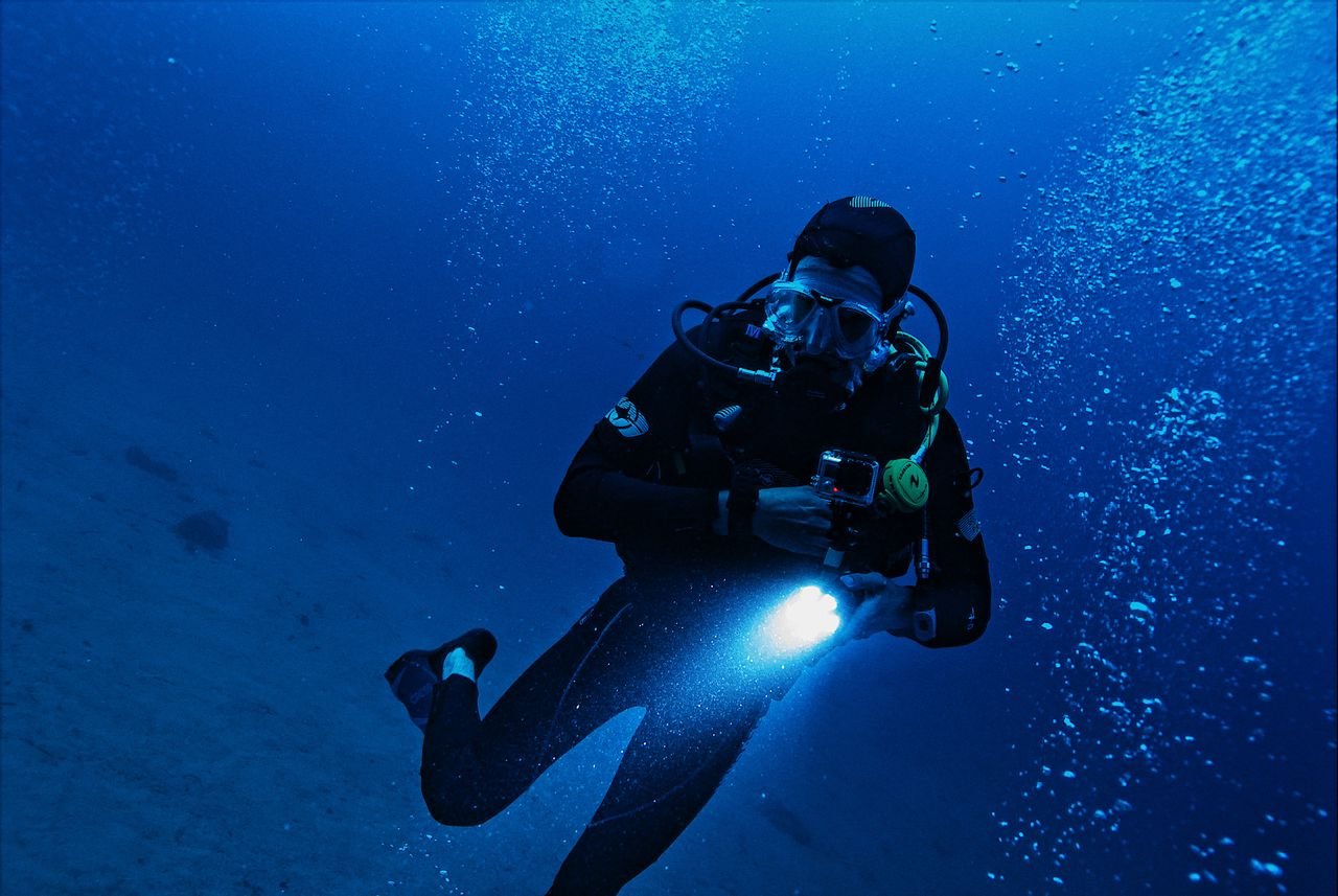 Deep Dive Dubai diver exploring the deep pool