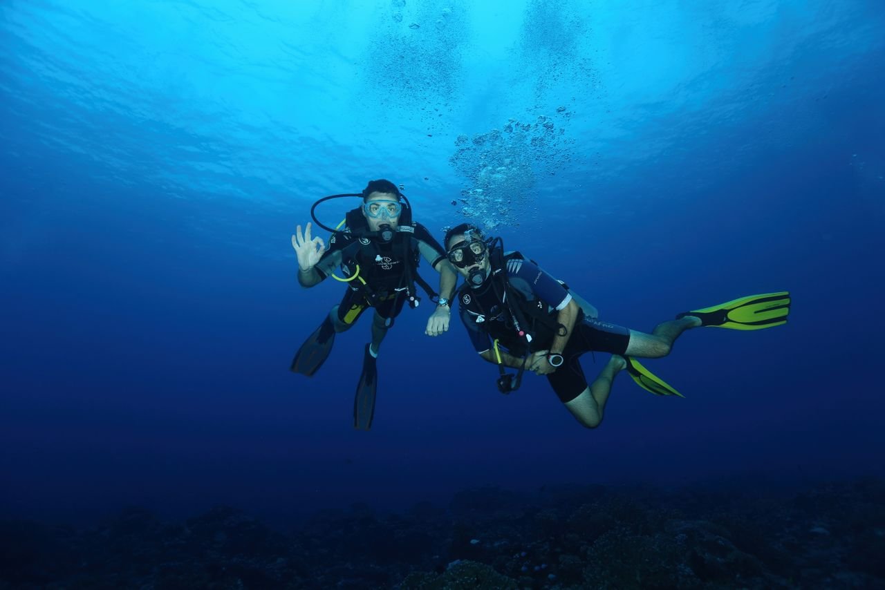 Two divers exploring together at Deep Dive Dubai