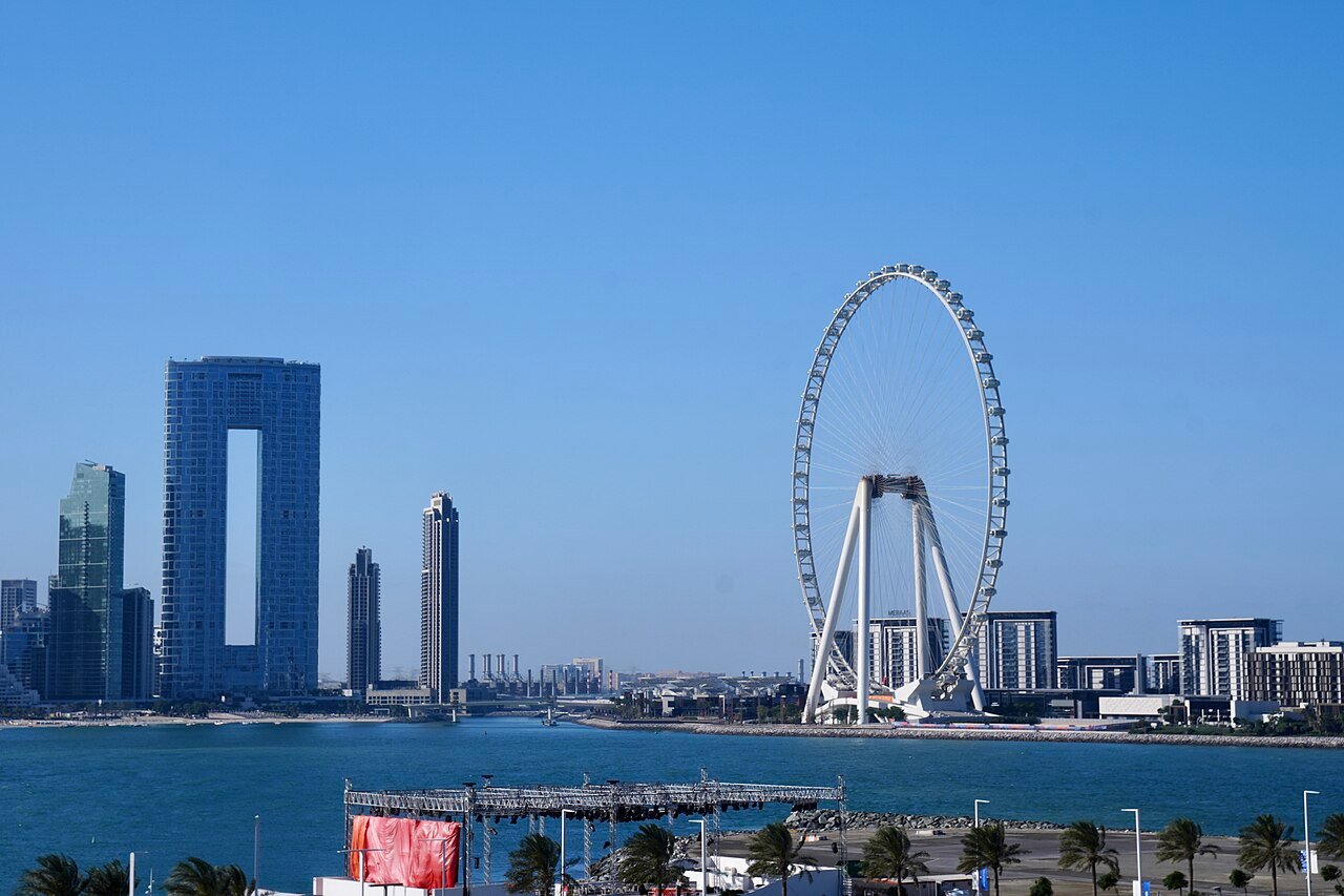 Ain Dubai tickets guide photo: the full Ain Dubai wheel on Bluewaters Island in daylight